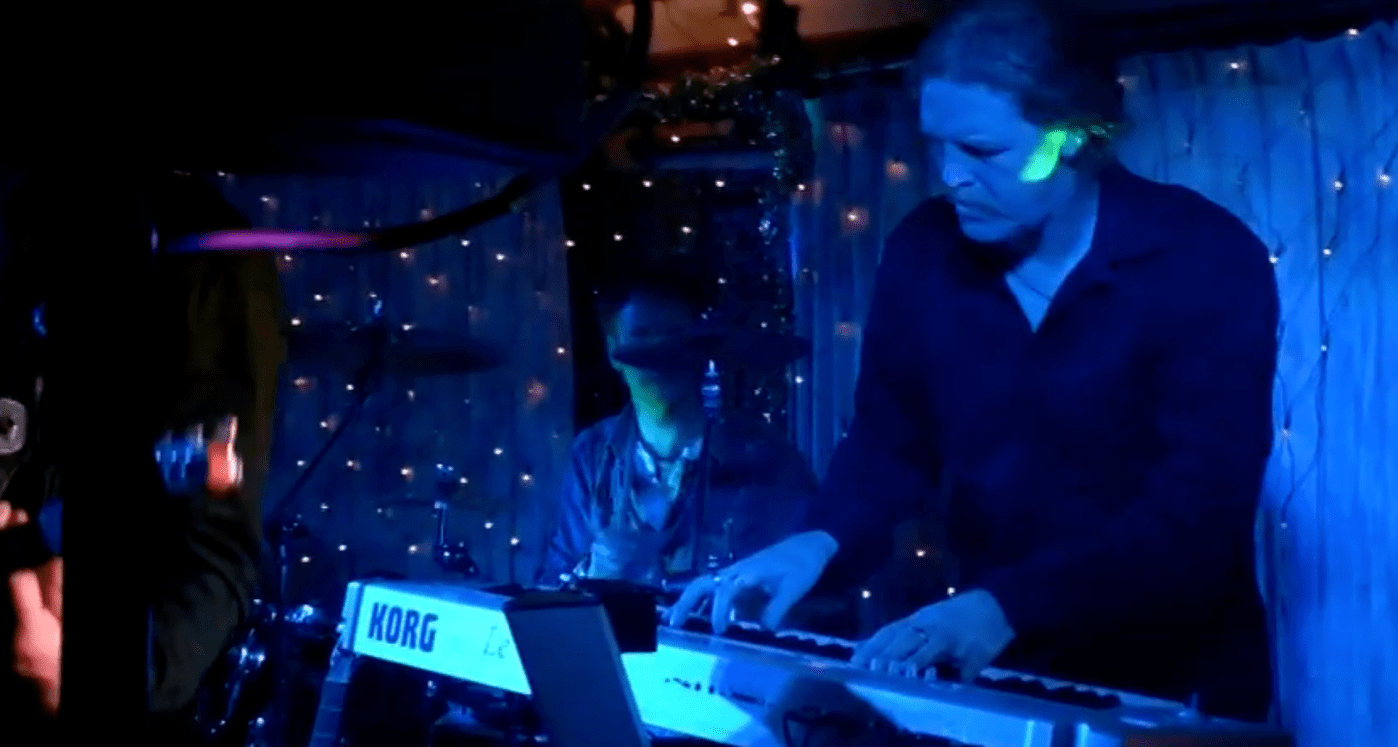 Kuuks Speelt Laat me van Ramses Shaffy