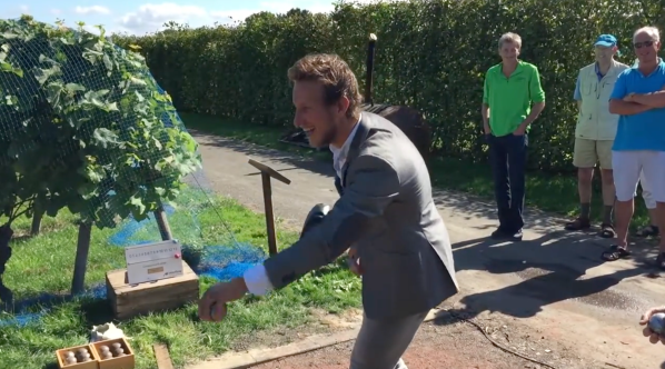 Schaatser Jan Blokhuijsen opent jeu de boules baan